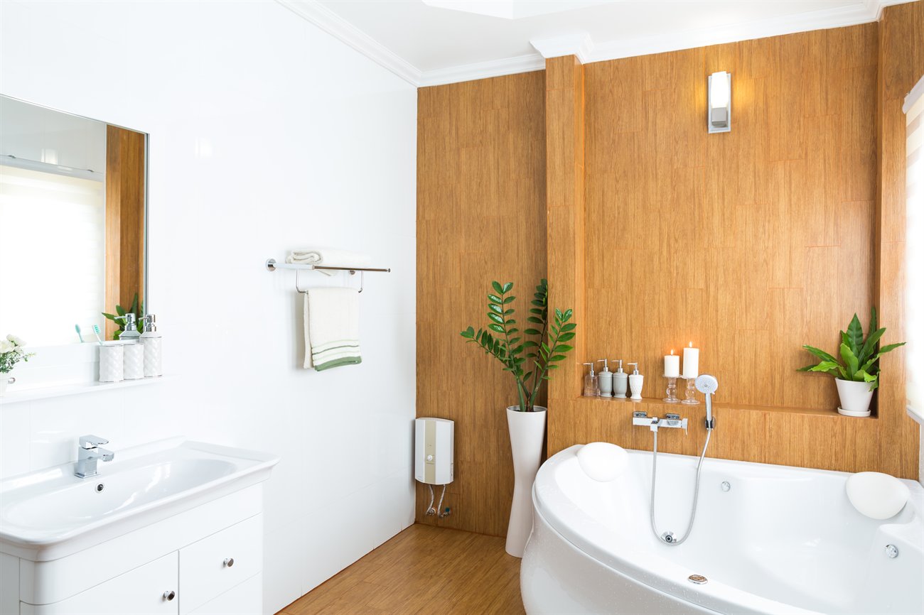 Baño De Hotel Moderno Con Bañera Y Luz Natural