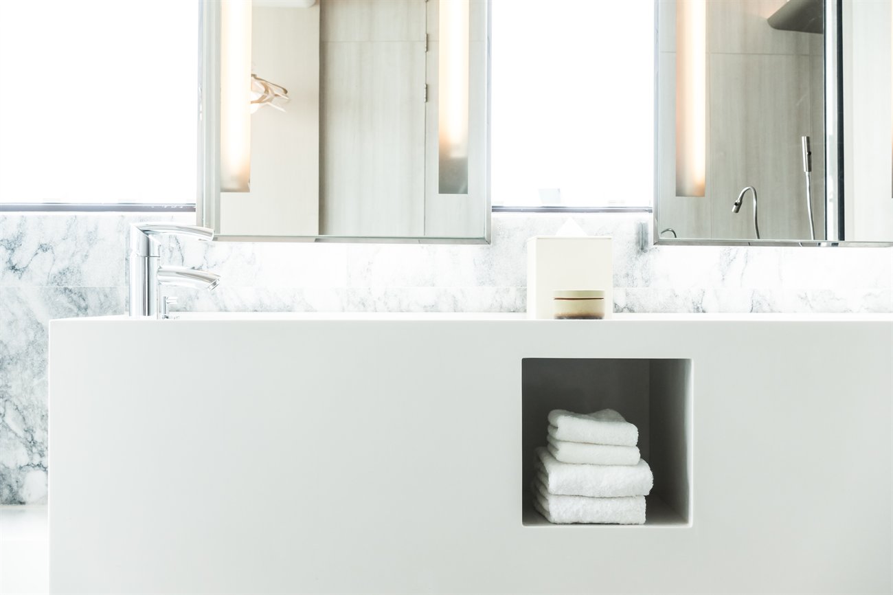 Lavabo De Porcelana Con Grifería En Baño Moderno Lavabo De Porcelana Con Grifería En Baño Moderno