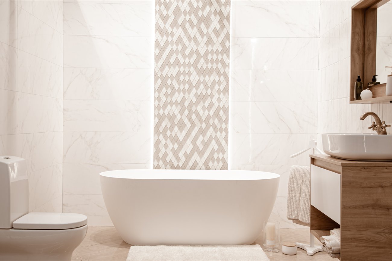Baño Moderno Con Elementos Decorativos